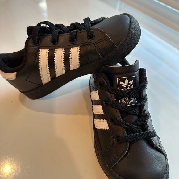 Adidas Kids Black and White Sneakers Classic - Picture 1 of 7